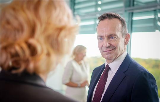 Bundesverkehrsminister Volker Wissing will mit einem Maßnahmenpaket den Ausbau des Ladenetzes für Elektroautos vorantreiben.