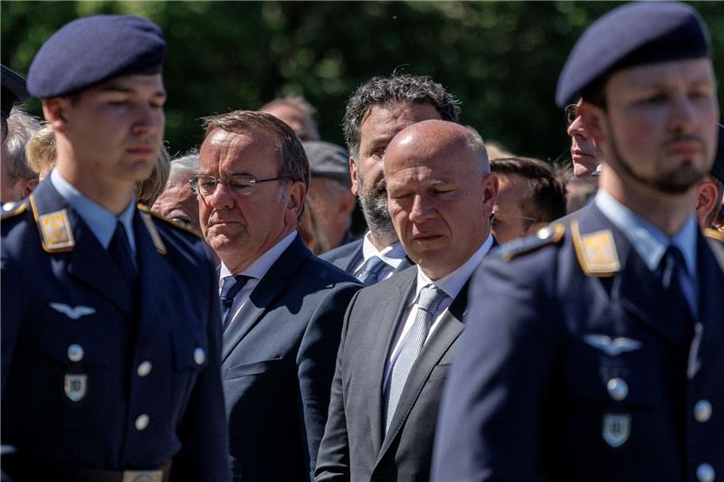 Bundesverteidigungsminister Boris Pistoris (M.l.) und Berlins Regierender Bürgermeister Kai Wegner nehmen am Festakt zum 75. Jahrestag des Endes der Berliner Luftbrücke teil.
