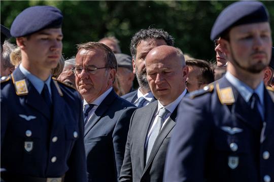 Bundesverteidigungsminister Boris Pistoris (M.l.) und Berlins Regierender Bürgermeister Kai Wegner nehmen am Festakt zum 75. Jahrestag des Endes der Berliner Luftbrücke teil.