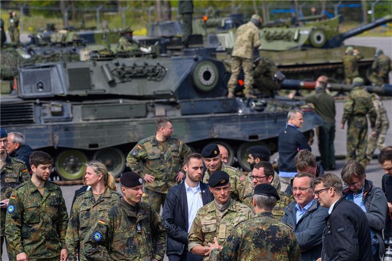 Pistorius sichert Ukraine dauerhafte Unterstützung zu Bundesverteidigungsminister Boris Pistorius (3.v.r) und sein dänischer Amtskollege Troels Lund Poulsen (2.v.r) sprechen mit Bundeswehrsoldaten.