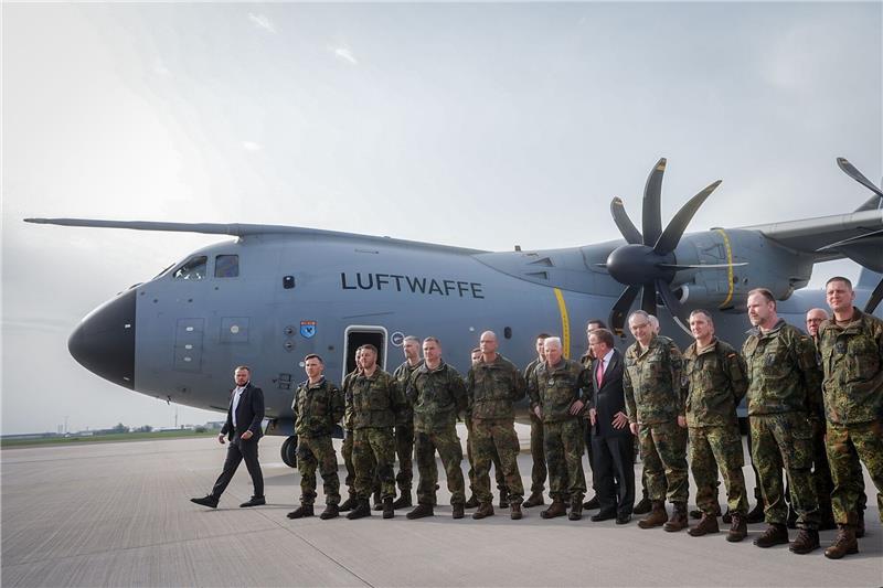 Angriff auf Nato-Staat? Für rund ein Drittel wahrscheinlich Bundesverteidigungsminister Boris Pistorius (M) verabschiedet Anfang April das Vorkommando der Brigade Litauen auf dem militärischen Teil des Flughafens Berlin-Brandenburg.