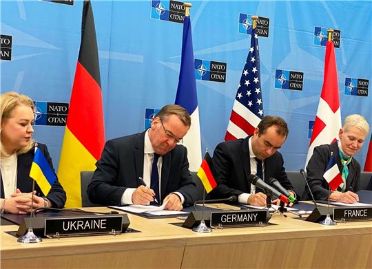 Bundesverteidigungsminister Boris Pistorius (SPD, 2.v.l), sein französischer Amtskollege Sébastien Lecornu (2.v.r) sowie weitere Ministerinnen und Minister unterzeichnen im Brüsseler Nato-Hauptquartier ein Dokument für eine Koalition, die die Ukraine beim Ausbau ihrer Luftverteidigungsfähigkeiten unterstützen soll.