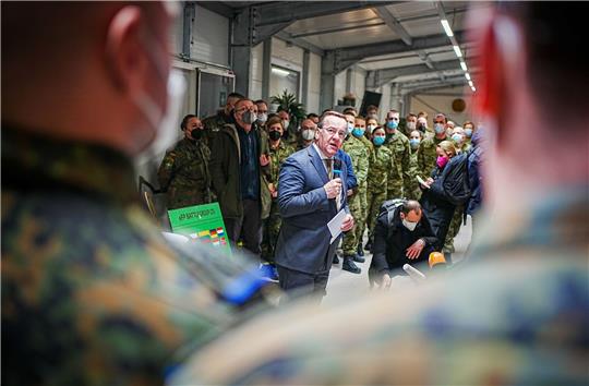 Bundesverteidigungsminister Boris Pistorius (SPD) beim Besuch des deutschen Einsatzkontingents in Litauen.
