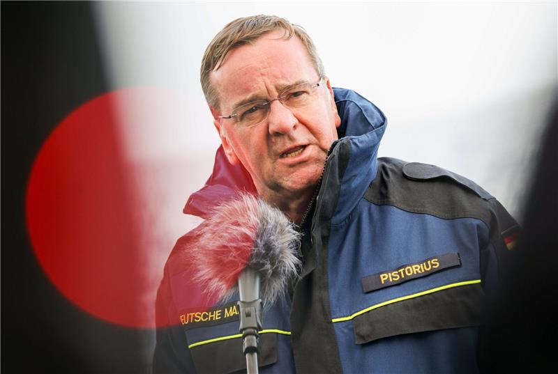 Bundesverteidigungsminister Boris Pistorius (SPD) gibt bei seinem Besuch der Deutschen Marine ein Statement.