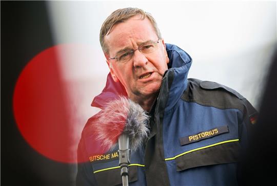 Bundesverteidigungsminister Boris Pistorius (SPD) gibt bei seinem Besuch der Deutschen Marine ein Statement.