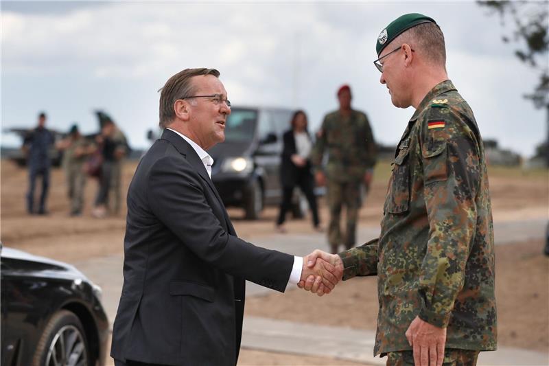 Bundesverteidigungsminister Boris Pistorius (SPD) trifft auf dem Truppenübungsplatz Christian Nawrat, Kommandeur der deutschen Brigade in Litauen.