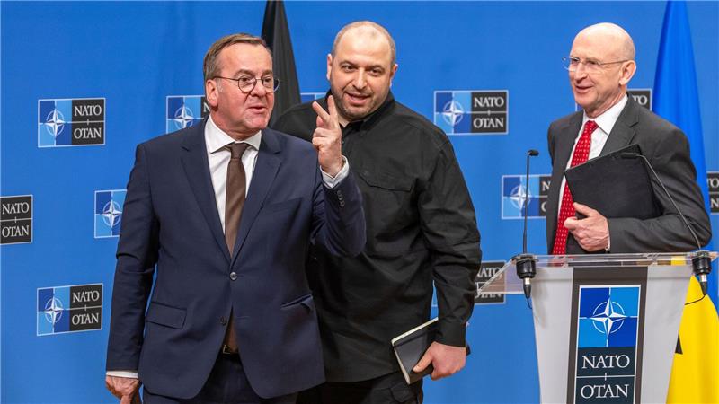 Nato berät nach Luftraumverletzung über bessere Abschreckung Bundesverteidigungsminister Boris Pistorius (l) und sein britischer Kollege John Healey (r) wollen weitere Unterstützung für die Ukraine organisieren. Der ukrainische Kollegen Rustem Umjerow (m) sollen über den Bedarf informieren. (Archivbild)