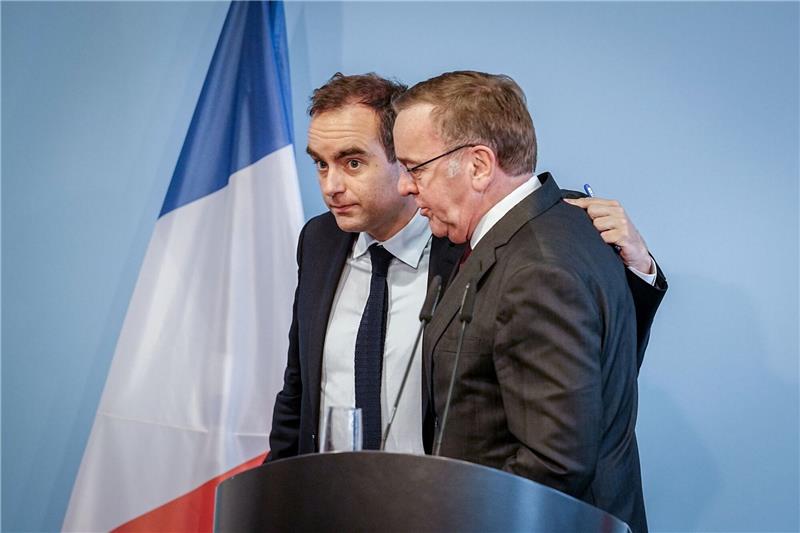 Bundesverteidigungsminister Boris Pistorius (r, SPD) und sein französischer Kollege Sébastien Lecornu haben eine Einigung erzielt.