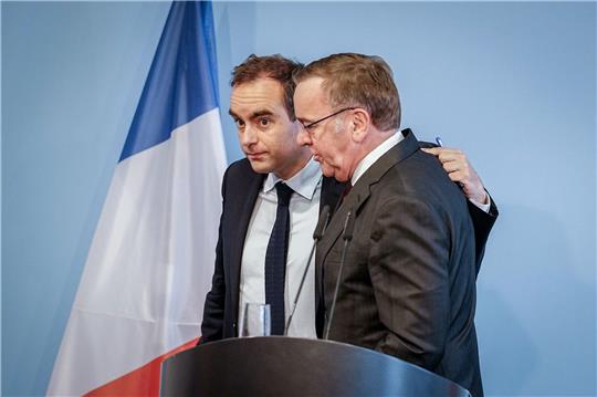 Bundesverteidigungsminister Boris Pistorius (r, SPD) und sein französischer Kollege Sébastien Lecornu haben eine Einigung erzielt.