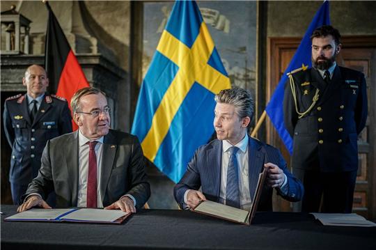 Bundesverteidigungsminister Boris Pistorius und sein schwedischer Amtskollege Pal Jonson unterzeichnen in Stockholm im Schloss Karlberg eine Absichtserklärung.