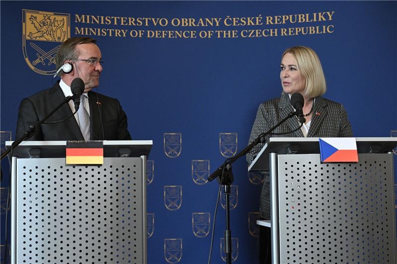 Pistorius in Prag: Tschechien will 77 Leopard-Panzer kaufen Bundesverteidigungsminister Boris Pistorius und seine tschechische Amtskollegin Jana Cernochova geben in Prag eine gemeinsame Pressekonferenz.
