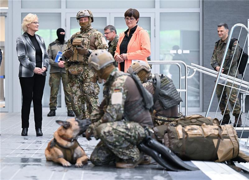 Kommando Spezialkräfte genießt Lambrechts vollstes Vertrauen Bundesverteidigungsministerin Christine Lambrecht (l, SPD) sieht sich bei ihrem Besuch beim Kommando Spezialkräfte (KSK) in einer Schwimmhalle eine Ausbildungsübung mit einem Hund an.