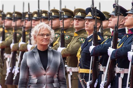 Bundesverteidigungsministerin Christine Lambrecht wird in Litauen mit militärischen Ehren empfangen.