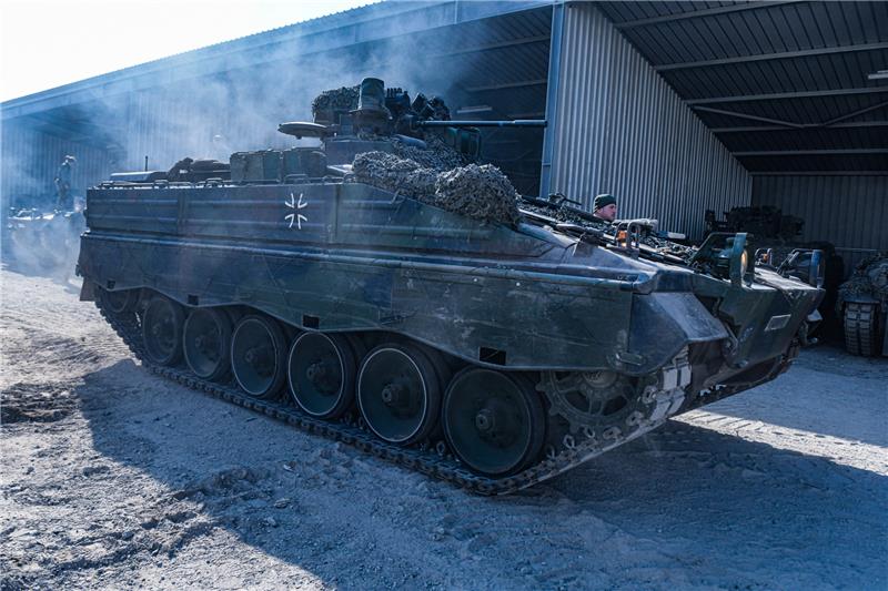 Waffenlieferungen: Kommt jetzt der Kurswechsel? Bundeswehrsoldaten bereiten ihre Marder-Schützenpanzer auf einen Einsatz vor. Foto: Maurizio Gambarini