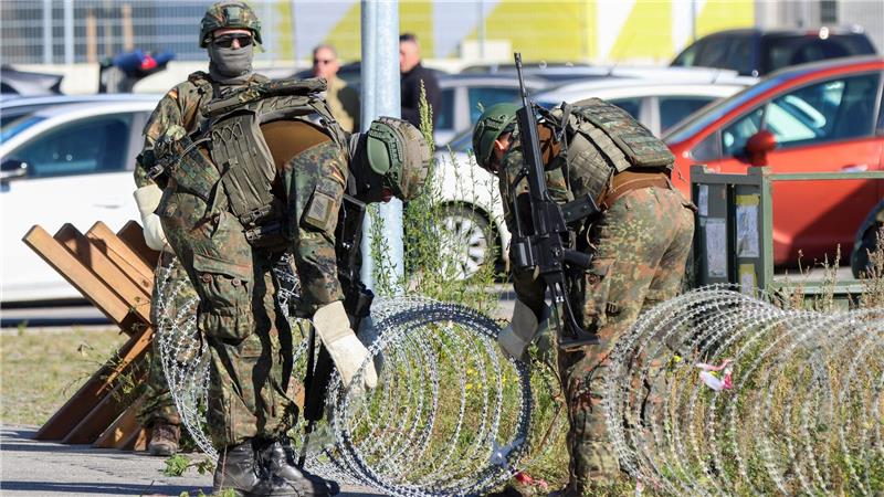 Bundeswehrsoldaten sind bei der Großübung „Red Storm Bravo“ mit dem Aufbau eines Checkpoints im Hamburger Hafen beschäftigt. 