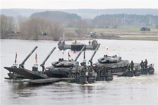 Bundeswehrsoldaten (vorn) nehmen an einer gemeinsamen Militärübung mit Soldaten aus mehreren Nato-Ländern auf der Weichsel teil.