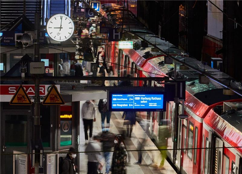 Bahn kündigt Auslastungsanzeige für weitere Regionen an Bundesweit soll es bis Ende 2024 in rund einem Viertel aller Regionalzüge möglich sein, die jeweilige Auslastung in den Waggons zu ermitteln.