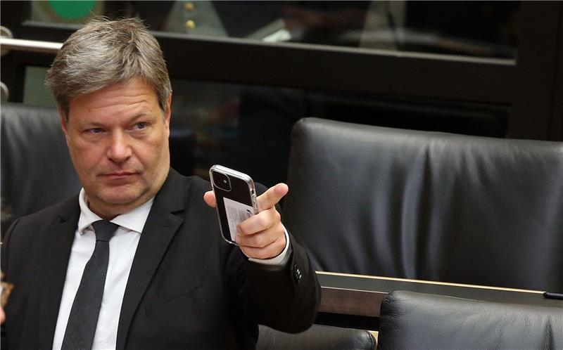 Habeck stellt Förderung für Heizungstausch in Aussicht Bundeswirtschafts- und Klimaschutzminister Robert Habeck sieht Fortschritte beim klimafreundlichen Umbau von Wirtschaft und Gesellschaft.