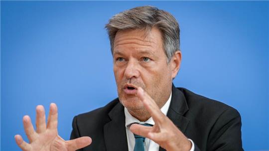 Bundeswirtschaftsminister Habeck fordert wegen der schwächelnden Wirtschaft eine konsequente Umsetzung des Wachstumspakets - das alleine reiche aber nicht.