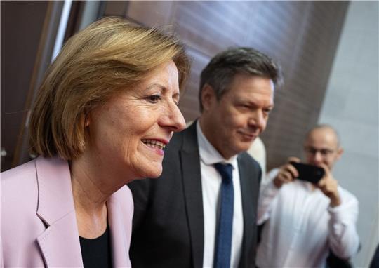 Bundeswirtschaftsminister Robert Habeck (Bündnis 90/Die Grünen) und Malu Dreyer (SPD), Ministerpräsidentin von Rheinland-Pfalz.
