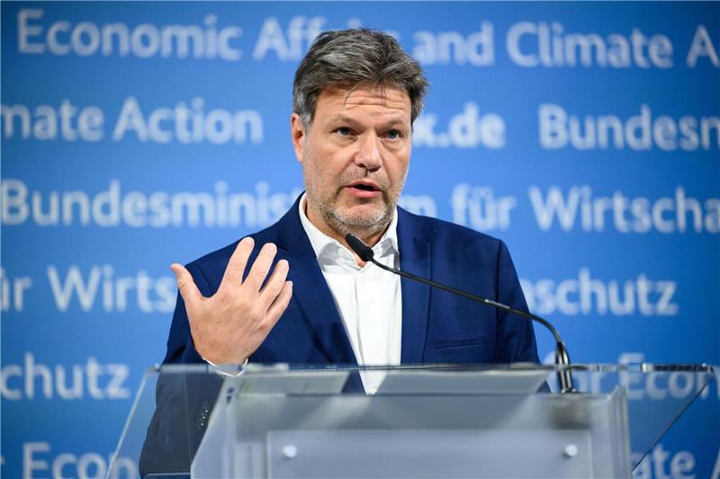 Habeck will staatliche Hilfen für Solar- und Windindustrie Bundeswirtschaftsminister Robert Habeck (Bündnis 90/Die Grünen) will «Transformationstechnologien» in Deutschland wieder stärker heimisch machen.