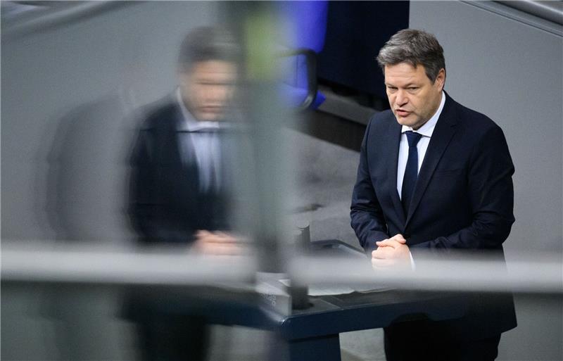 Habeck erwartet weiter sinkende Inflation Bundeswirtschaftsminister Robert Habeck (Bündnis 90/Die Grünen) gibt bei der Plenarsitzung im Deutschen Bundestag eine Regierungserklärung zum Jahreswirtschaftsbericht.