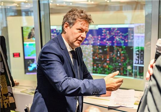 Bundeswirtschaftsminister Robert Habeck (Bündnis 90/Die Grünen) will, dass Übernahmen deutscher Firmen in Schlüsseltechnologien etwa durch chinesische Investoren generell erschwert werden.