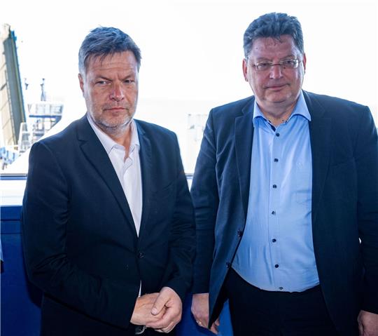 Bundeswirtschaftsminister Robert Habeck (Bündnis90/Grüne,l) trifft Reinhard Meyer (SPD), Wirtschafts-, Tourismus- und Verkehrsminister von Mecklenburg-Vorpommern, auf der Insel Rügen.