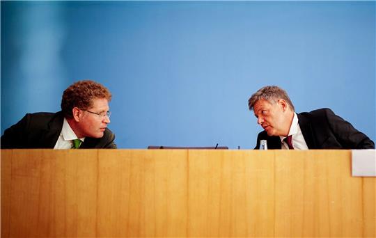 Bundeswirtschaftsminister Robert Habeck (Grüne, r) und sein Staatssekretär Patrick Graichen.