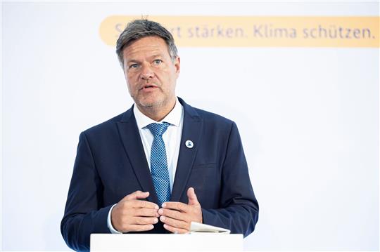 Bundeswirtschaftsminister Robert Habeck (Grüne) spricht im September 2023 während der 13. Nationalen Maritimen Konferenz in Bremen.