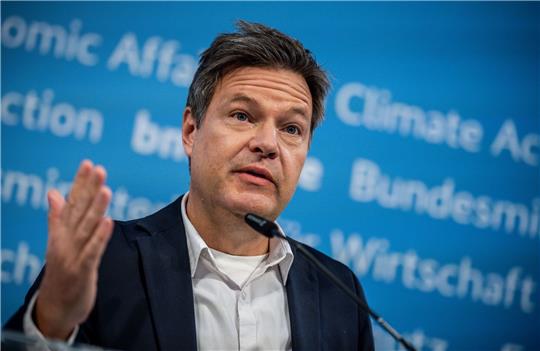 Bundeswirtschaftsminister Robert Habeck geht im kommenden Jahr von einem größeren Wirtschaftswachstum aus, als bisher angenommen.