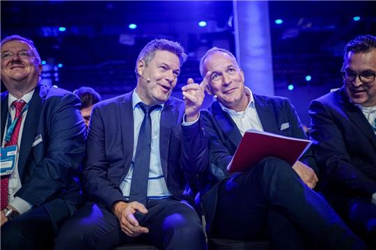 Bundeswirtschaftsminister Robert Habeck (l, Bündnis 90/Die Grünen) und Karl Haeusgen, VDMA-Präsident, beim Deutschen Maschinenbaugipfel in Berlin.