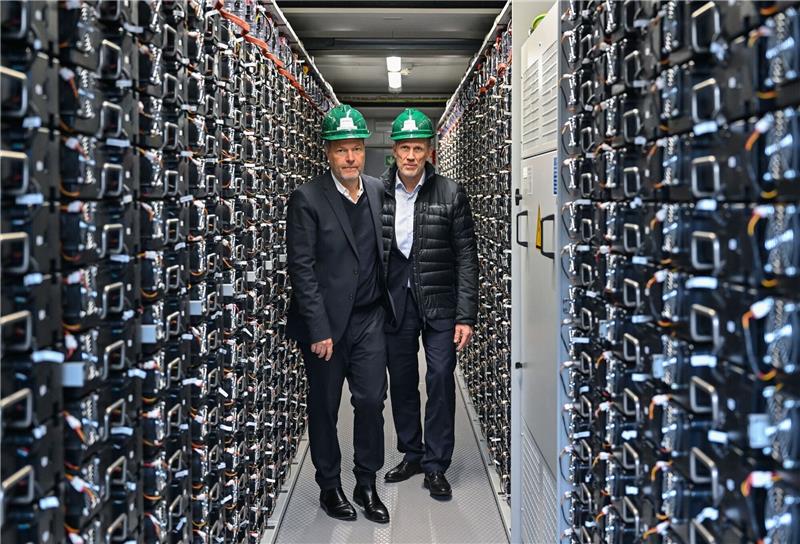 Kohleausstieg: Habecks Spagat in der Lausitz Bundeswirtschaftsminister Robert Habeck (l. Bündnis 90/Die Grünen) und Leag-Chef Thorsten Kramer stehen bei einem Rundgang über das Gelände vom Braunkohlekraftwerk Schwarze Pumpe in einem Batteriespeicher.