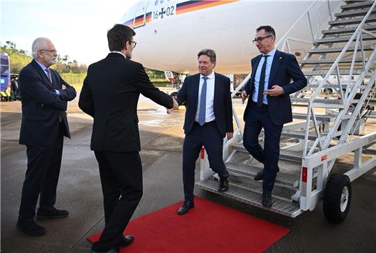 Bundeswirtschaftsminister Robert Habeck (links) und Landwirtschaftsminister Cem Özdemir (rechts, beide Bündnis 90/Die Grünen) kommen zum Auftakt ihrer Südamerika-Reise am Flughafen in Tancredo Neves in Belo Horizonte in Brasilien an. Foto: Britta Pedersen, dpa
