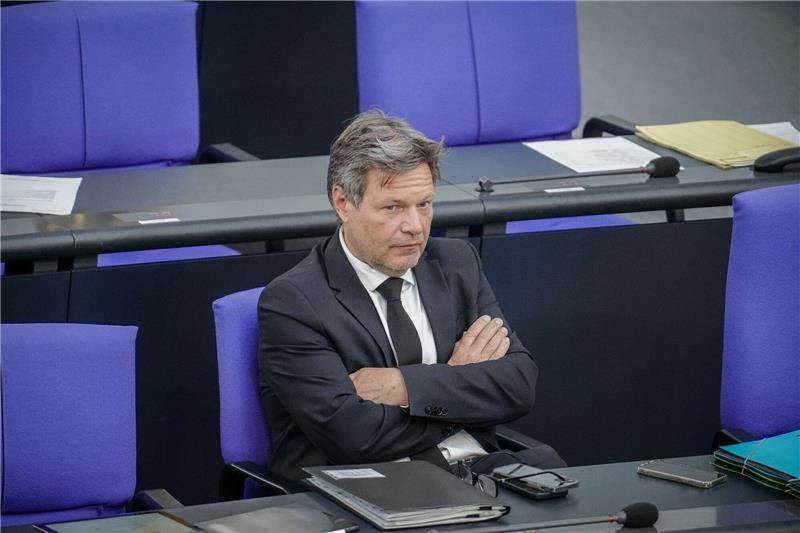 Habeck: Nicht bereit, für Opposition „Menschen zu opfern” Bundeswirtschaftsminister Robert Habeck nimmt an der Sitzung des Bundestags teil.