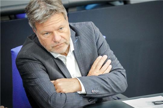 Bundeswirtschaftsminister Robert Habeck nimmt an einer Sitzung des Bundestags teil.