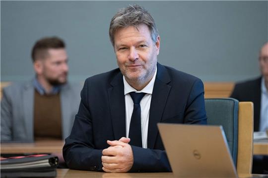 Bundeswirtschaftsminister Robert Habeck nimmt in der Sächsischen Staatskanzlei an einer Kabinettssitzung der Landesregierung teil.