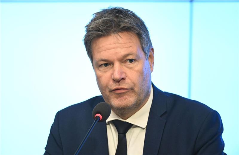 Habeck warnt im Streit um „Klima-RAF” vor Vergleichen Bundeswirtschaftsminister Robert Habeck (r, Bündnis 90/Die Grünen) spricht bei einer Pressekonferenz.