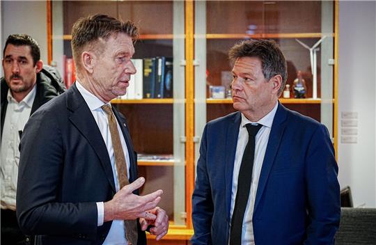 Bundeswirtschaftsminister Robert Habeck (r) im Gespräch mit Norwegens Energieminister Terje Aasland.