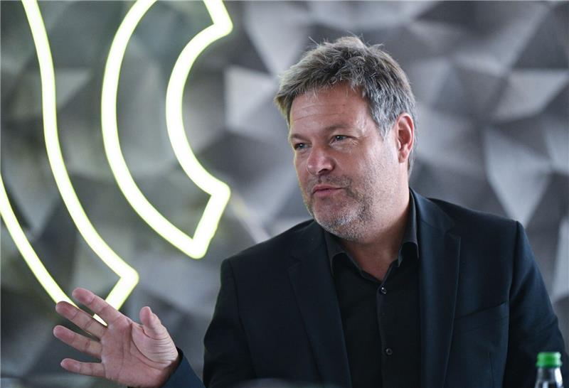 Deutsche Wirtschaft sieht große Potenziale in Indien Bundeswirtschaftsminister Robert Habeck reist mit einer Wirtschaftsdelegation nach Indien.
