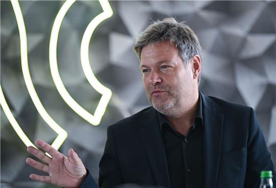 Bundeswirtschaftsminister Robert Habeck reist mit einer Wirtschaftsdelegation nach Indien.