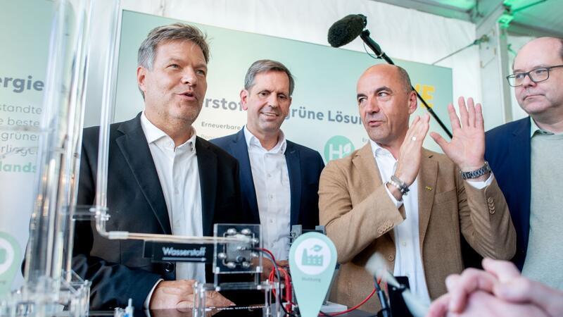 Habeck: Nordwesten wird wichtig für Wasserstoff-Hochlauf Bundeswirtschaftsminister Robert Habeck sieht beim Aufbau einer Wasserstoffwirtschaft viel Potenzial im Nordwesten Deutschlands.