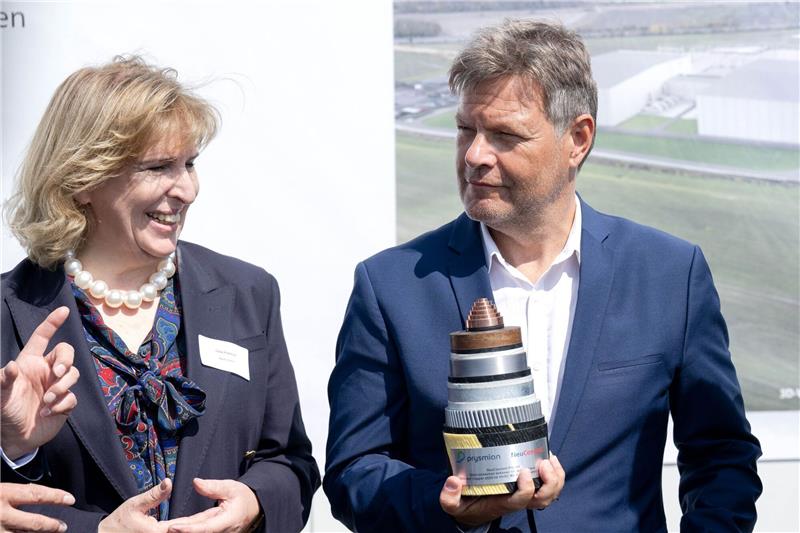 Stromleitung zwischen Deutschland und Großbritannien im Bau Bundeswirtschaftsminister Robert Habeck und Julia Prescot, die Vorsitzende der Projektgesellschaft Neuconnect, in Wilhelmshaven.