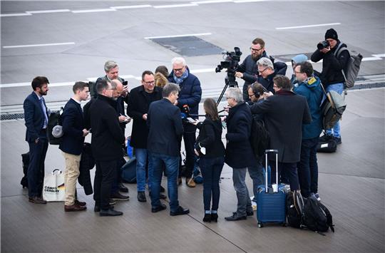 Bundeswirtschaftsminister Robert Habeck vor seinem Abflug nach Windhuk (Namibia).