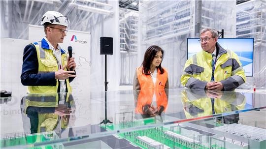 Bundeswirtschaftsministerin Katherina Reiche (CDU) hat die Baustelle für einen Konverter in Emden besucht. 