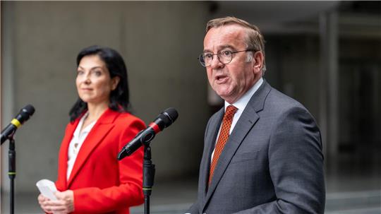 Bundeswirtschaftsministerin Katherina Reiche (CDU) und Verteidigungsminister Boris Pistorius (SPD) stellten die Pläne vor.