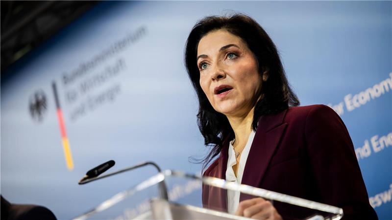 Bundeswirtschaftsministerin Katherina Reiche (CDU) verkündet den Milliardendeal für die Meyer Werft.