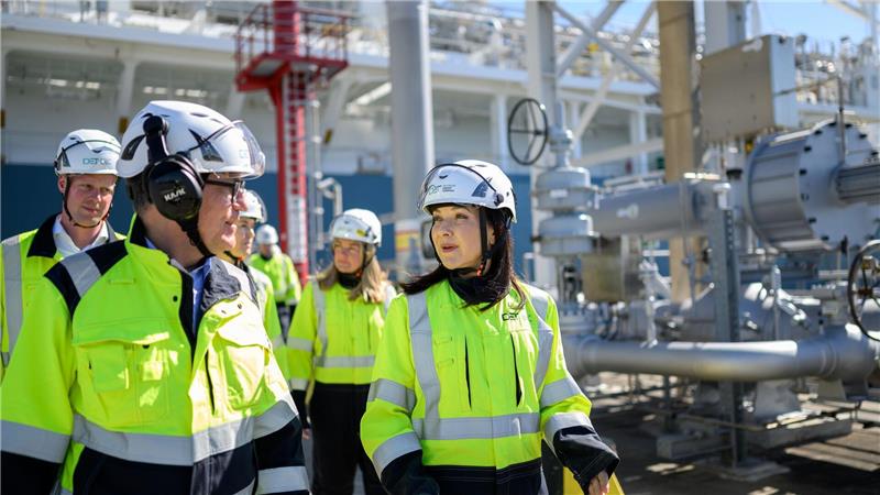 Bundeswirtschaftsministerin Katherina Reiche besuchte ein Wilhelmshavener LNG-Terminal zusammen mit DET-Geschäftsführer Peter Röttgen. 