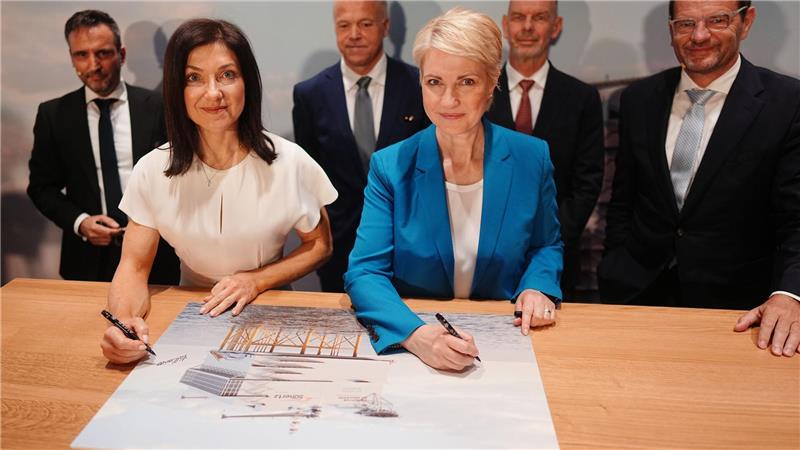 Milliardenauftrag für Windstrom-Plattform geht nach Rostock Bundeswirtschaftsministerin Reiche (CDU. l) und MV-Ministerpräsidentin Schwesig (SPD) waren bei der Bekanntgabe der Aufträge dabei.