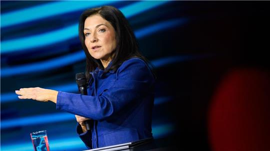 Bundeswirtschaftsministerin Reiche spricht auf der Hannover Messe mit Unternehmern über die Rolle von Künstlicher Intelligenz in der Industrie.